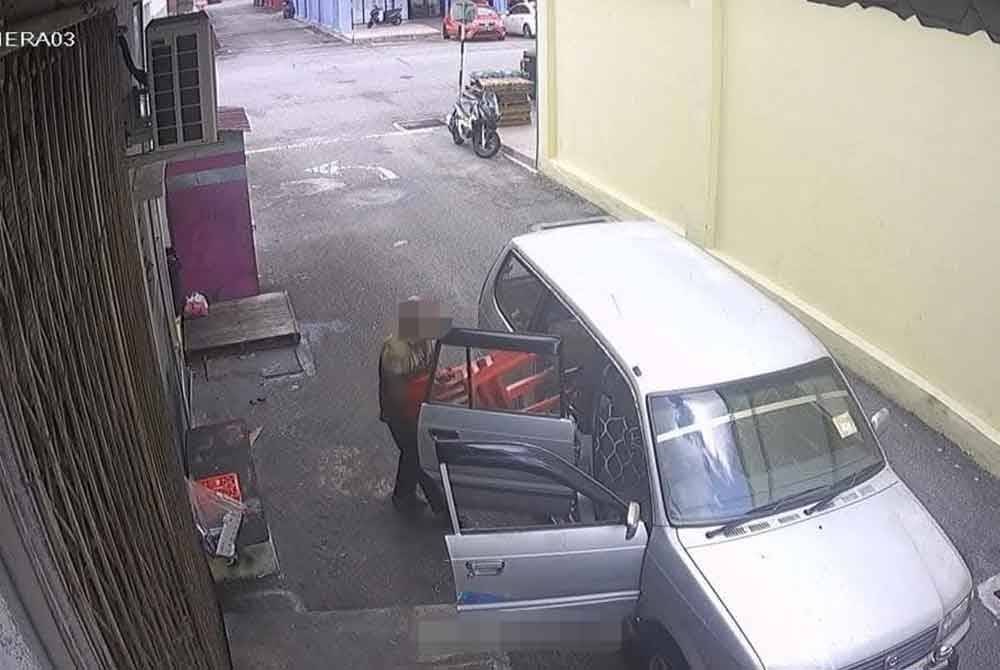 Tangkap layat video tular perbuatan seorang warga emas yang mengambil kerusi diletakkan di belakang kedai di Pusat Perniagaan di Senawang baru-baru ini.