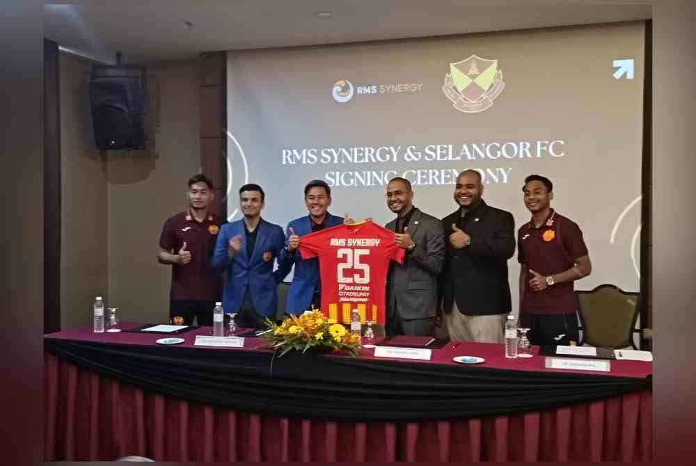 Johan (tiga dari kiri) ketika majlis menandatangani kerjasama antara Selangor FC dan RMS Synergy pada Rabu.