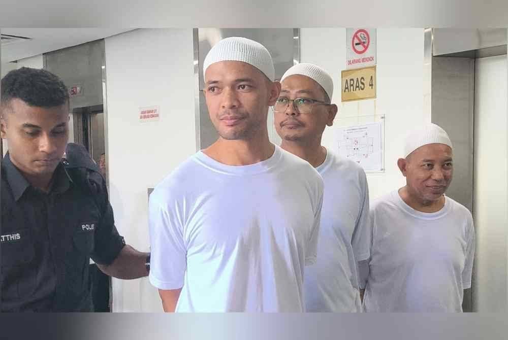 Mohammad Adib yang memakai baju T berwarna putih bersama tertuduh lain, dibawa ke Mahkamah Tinggi Shah Alam pada Rabu, bagi prosiding sebutan kes dakwaan menyertai kumpulan terancang, lima tahun lalu.