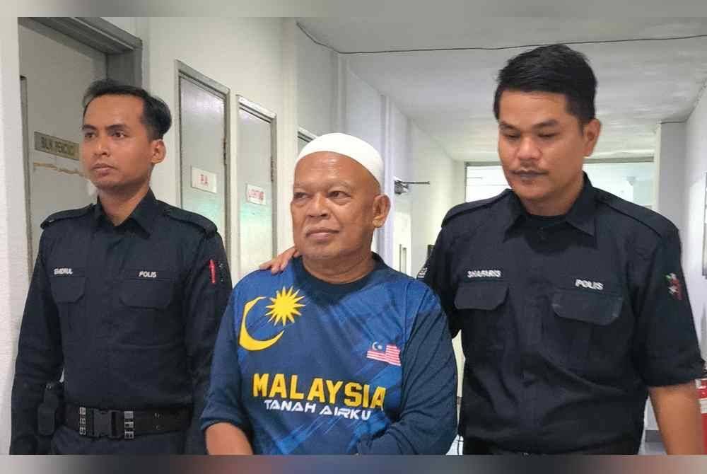 
Nasiruddin yang memakai baju T berlengan panjang, dibawa ke Mahkamah Tinggi Shah Alam pada Rabu, bagi prosiding sebutan kes dakwaan menyertai kumpulan terancang, lima tahun lalu.