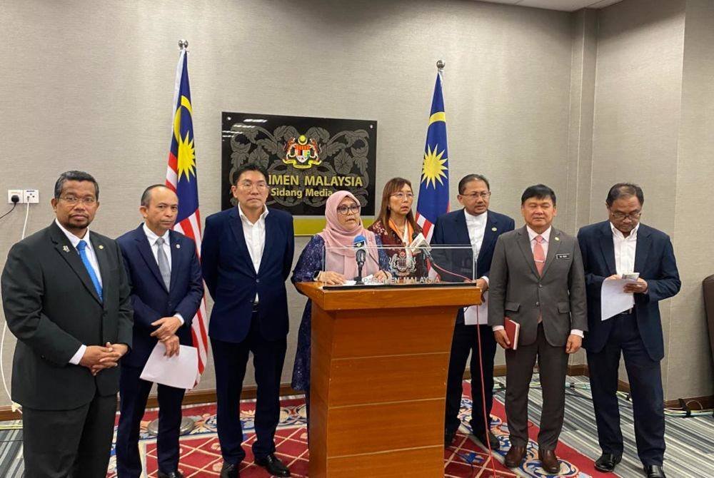 Mas Ermieyati (tengah) pada sidang akhbar di Parlimen pada Rabu.