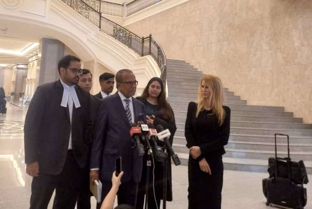 Muhammad Shafee (tengah) ketika mengadakan sidang akhbar di Istana Kehakiman Putrajaya pada Rabu.