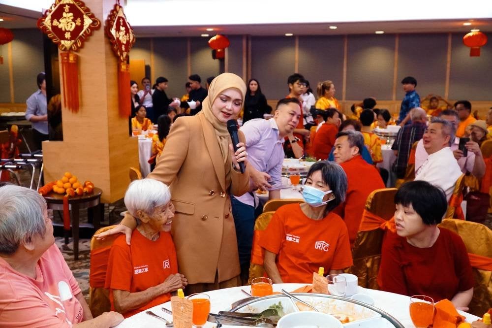 Datuk Seri Siti Nurhaliza menyampaikan tiga lagu mengharukan termasuk ‘Yue Liang Dai Biao Wo De Xin’ 月亮代表我的心 (The Moon Represents My Heart), ‘Zheng Fu’ 征服 (Conquered) dan Bukan Cinta Biasa.
