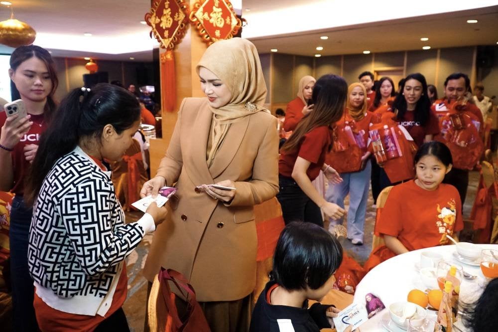 CUCKOO dan Yayasan Nurjiwa menjiwai semangat beri-memberi dengan pemberian angpau (sampul merah), hadiah, dan yang paling penting, sebuah sambutan bermakna untuk diingati.