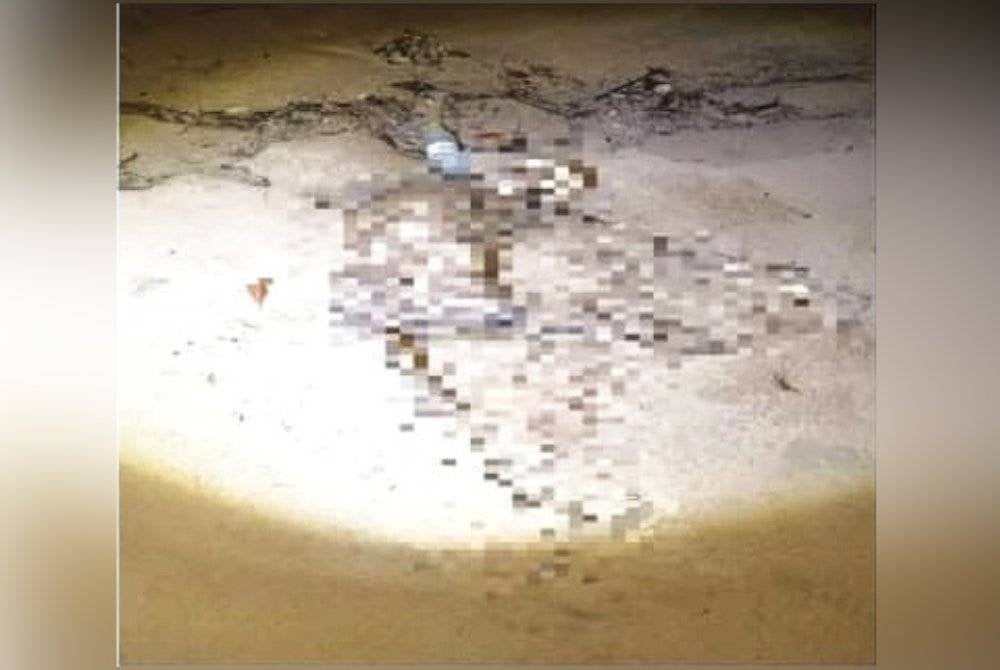 Rangka manusia yang ditemui seorang nelayan di tepi pantai Kuala Sungai Badong Merchong pada Isnin. Foto ihsan PDRM