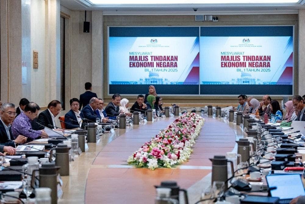Anwar ketika mempengerusikan Mesyuarat Majlis Tindakan Ekonomi Negara (MTEN) Bilangan 1 Tahun 2025 selepas pembentangan kepada Kementerian Ekonomi pada Rabu. Foto Facebook Anwar Ibrahim