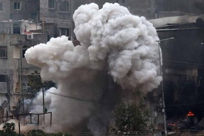 Kepulan asap tebal memenuhi ruang udara selepas Zionis mengebom kem pelarian Nur Shams berhampiran Tulkarem pada akhir minggu lalu.