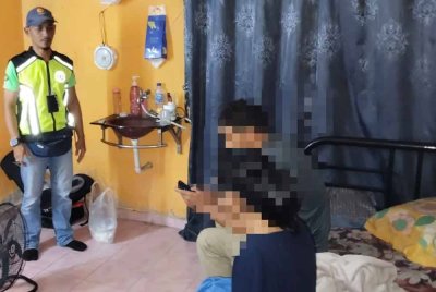 Seorang pekerja kilang berstatus suami orang ditahan bersama seorang juru jual dalam serbuan kira-kira jam 1.20 pagi Rabu.