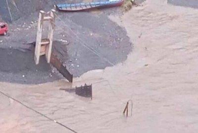 Hujan lebat sehingga menyebabkan banjir di Bolivia dengan La Paz menjadi kawasan paling teruk terjejas. Foto X/El Bunker