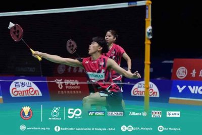 Pang Ron (kiri) dan Su Yin terlepas mata pertama buat kem badminton negara ketika berdepan Hong Kong di China. - Foto: FB BAM.