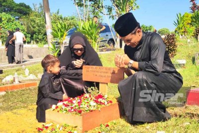 Jenazah anak bongsu pasangan Zaquan Adha dan Ayu Raudhah selamat dikebumikan di Tanah Perkuburan Islam Makam Tuan Haji Said, di sini pagi Rabu. 