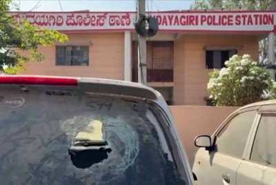 Balai polis Udayagiri di Mysuru, Karnataka, India diserang dan dibaling batu oleh orang awam. - Foto: Agensi