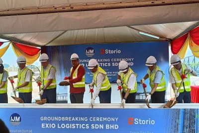 Anthony (empat dari kiri) pada majlis pecah tanah Exio Logistics Hub di Elmina di Shah Alam, pada Rabu.