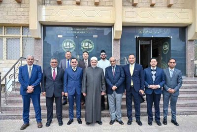 Asyraf Wajdi ketika berkunjung ke Pejabat Pertubuhan Alumni Al-Azhar Antarabangsa di Kaherah, Mesir baru-baru ini.