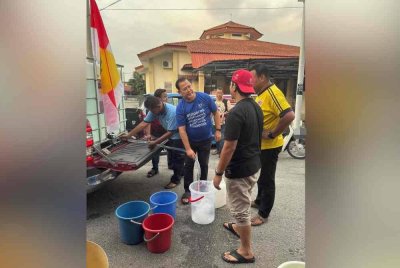 Gangguan bekalan air berlaku susulan kebocoran paip di Batu 5, Jalan Hutan Melintang, Bagan Datuk.