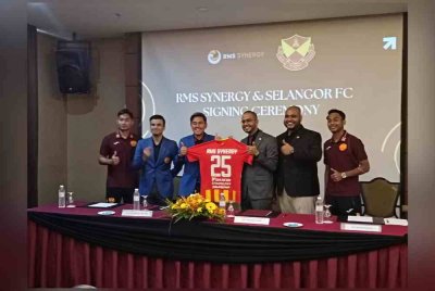 Johan (tiga dari kiri) ketika majlis menandatangani kerjasama antara Selangor FC dan RMS Synergy pada Rabu.
