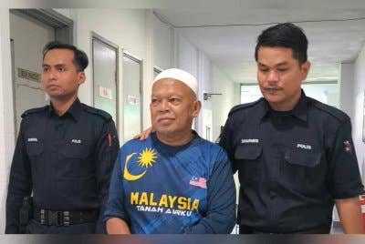 
Nasiruddin yang memakai baju T berlengan panjang, dibawa ke Mahkamah Tinggi Shah Alam pada Rabu, bagi prosiding sebutan kes dakwaan menyertai kumpulan terancang, lima tahun lalu.