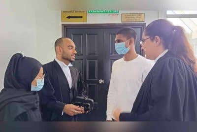 Pirabagaran (dua dari kanan) dan Azmeliza (kiri) dilepaskan dan dibebaskan oleh Mahkamah Tinggi Shah Alam pada Rabu atas tiga pertuduhan mengedar, memiliki dadah empat tahun lalu.