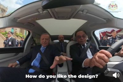 Anwar memandu kenderaan elektrik keluaran Turkiye dengan Erdogan duduk di sebelahnya.