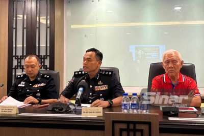 Raub (tengah) ketika sidang akhbar mengenai Pesta Chingay Johor Bahru 2025 pada Rabu. - FOTO//SINAR HARIAN.