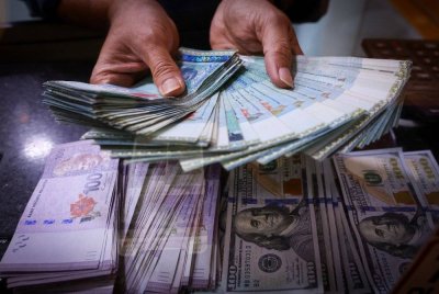 Pada 6 petang Rabu, ringgit berada pada paras 4.4680/4725 berbanding dolar AS daripada 4.4680/4730 semasa ditutup pada Isnin. Gambar hiasan