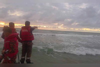 Pasukan bomba tiba di lokasi bertindak mendapatkan maklumat dan memulakan operasi SAR remaja lelaki dikhuatiri lemas ketika mandi di Pantai Shahbandar, Tuaran.