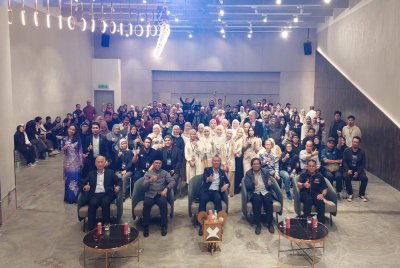 Tengku Zafrul bergambar bersama tenaga pengajar dan pelajar tahun akhir Ijazah Sarjana Muda Seni Halus (Kepujian) dari UiTM Shah Alam di GMBB, Bukit Bintang, Kuala Lumpur.