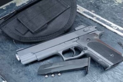 Sepucuk pistol tiruan dan megazine yang mengandungi empat butir peluru jenis 'ball bearing' dirampas daripada seorang lelaki tempatan semasa Ops Bersepadu Pencegahan Jenayah di Jalan Lebuh Bukit Puchong, Selangor pada Isnin. Foto PDRM