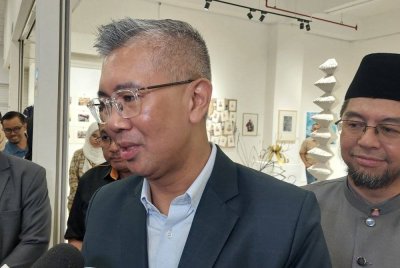 Tengku Zafrul ketika ditemui selepas Majlis Perasmian Pameran Graduan Bidang Seni Halus Kolej Pengajian Seni Kreatif, UiTM Shah Alam, NUANSA di GMBB, Bukit Bintang pada Rabu.