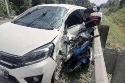 Keadaan Perodua Axia serta motosikal mangsa yang maut dalam kemalangan pada Rabu.