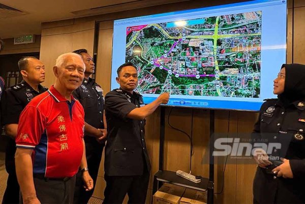 Raub (tengah) menunjukkan laluan yang akan ditutup secara berperingkat sewaktu Pesta Chingay Johor Bahru 2025 yang berlangsung akan berlangsung bermula Ahad hingga Rabu depan. FOTO// SINAR HARIAN.