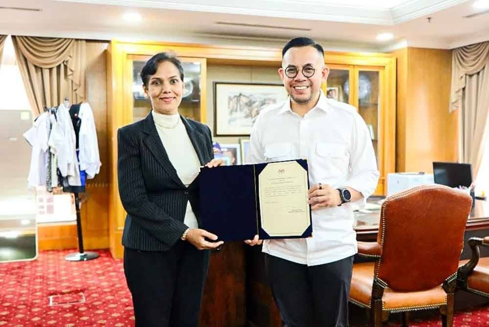 Rajeswari menerima watikah lantikan daripada Menteri KESUMA, Steven Sim Kee Cheong.