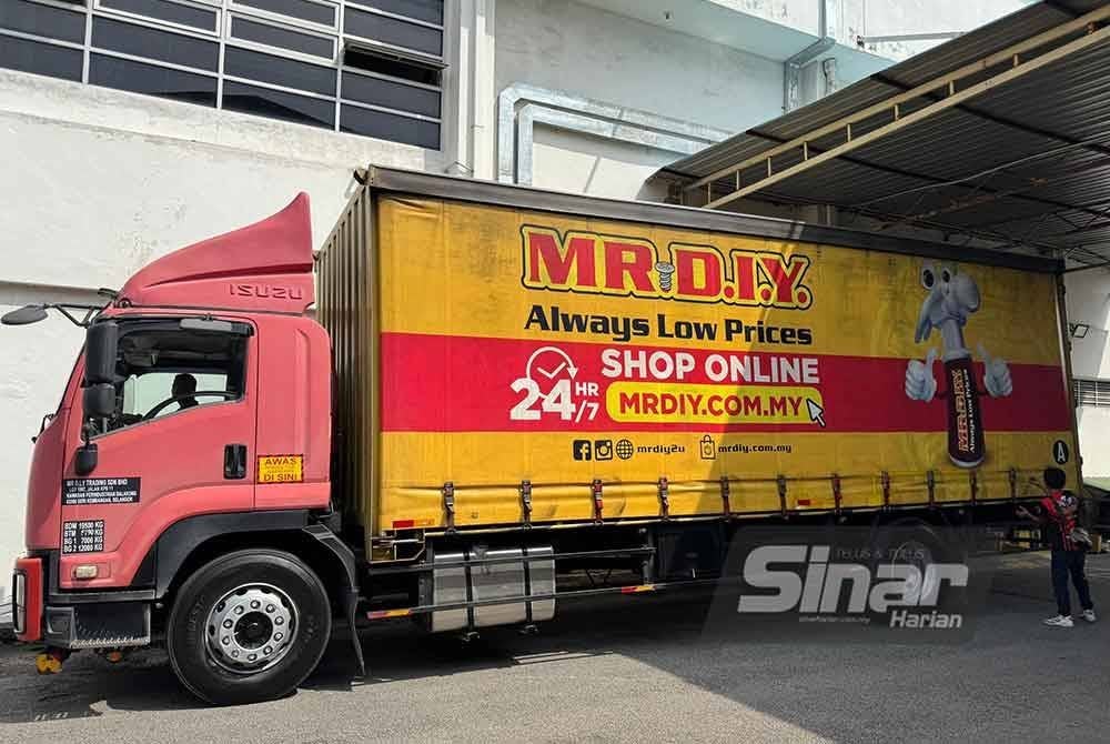 Yayasan Mr D.I.Y menyumbangkan sebanyak 24,000 botol air mineral untuk Program Iftar Ala Madinah @Karangkraf 2025 bagi menampung keperluan minuman pengunjung yang hadir nanti.