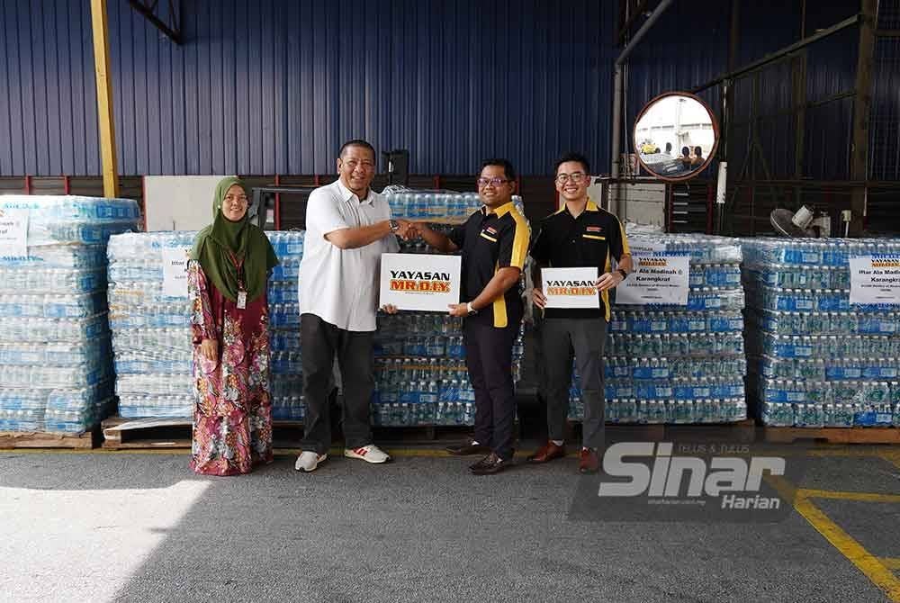 Nor Saiful Azly (dua dari kanan) menyerahkan sumbangan sebanyak 24,000 botol air mineral untuk Program Iftar Ala Madinah @Karangkraf 2025 kepada Nik Justin (dua dari kini). Foto Sinar Harian/ROSLI TALIB