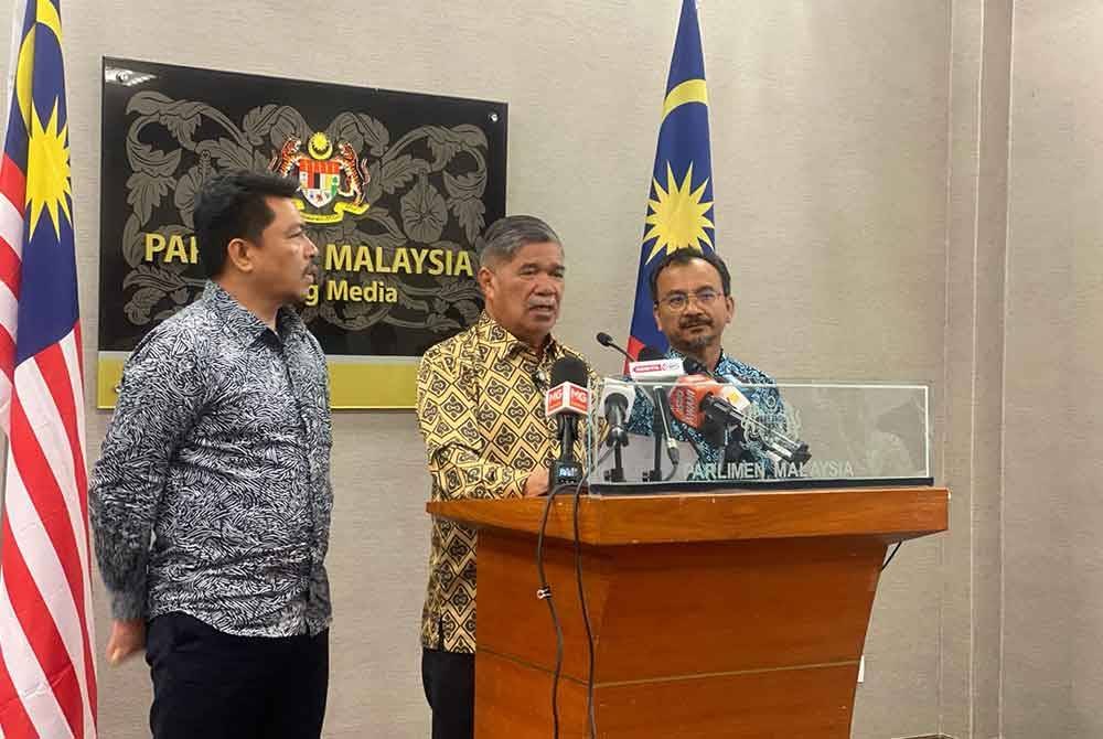 Mohamad Sabu (tengah), Datuk Badrul Hisham Mohd (kiri) ketika sidang akhbar di Parlimen pada Khamis.