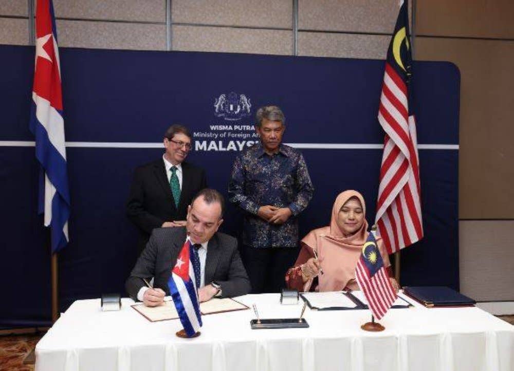 Mohamad (belakang, kanan) mengadakan pertemuan dengan rakan sejawatnya dari Cuba, Bruno Eduardo Rodriguez Parrilla (belakang, kiri) pada Khamis, dengan perbincangan tertumpu kepada usaha meningkatkan kerjasama dalam perdagangan, penjagaan kesihatan, pendidikan dan pelancongan. Foto Bernama