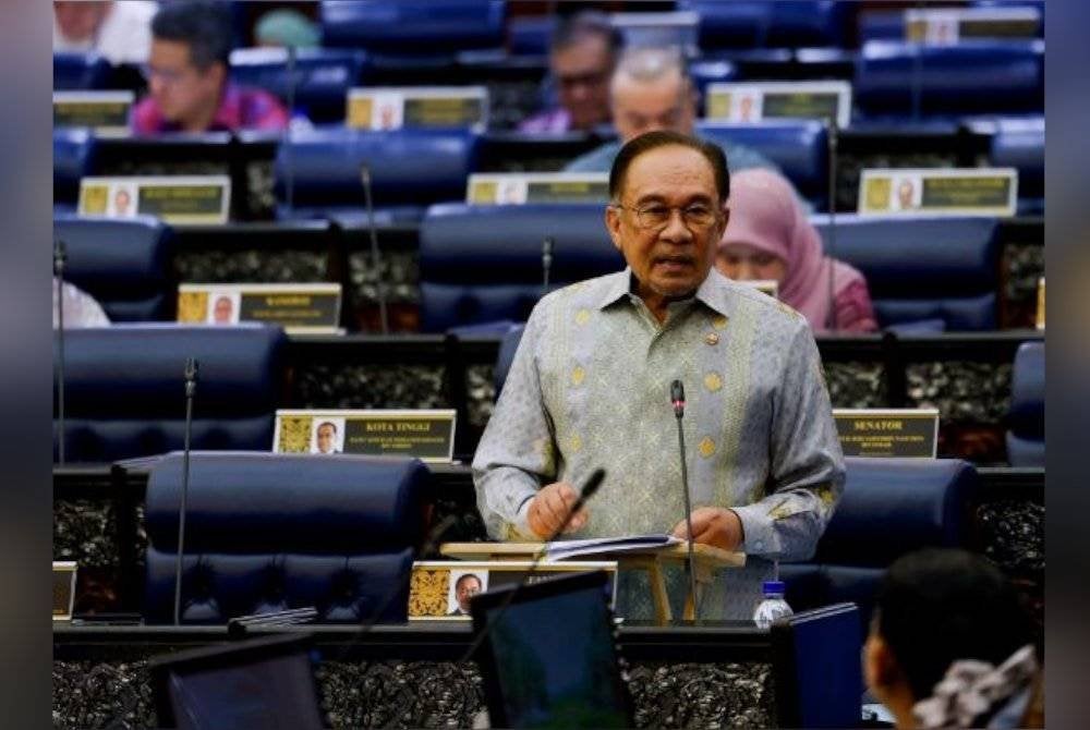 Anwar pada sesi Waktu Pertanyaan-Pertanyaan Menteri sempena Mesyuarat Pertama Penggal Keempat Parlimen ke-15 di Dewan Rakyat hari ini. Foto Bernama