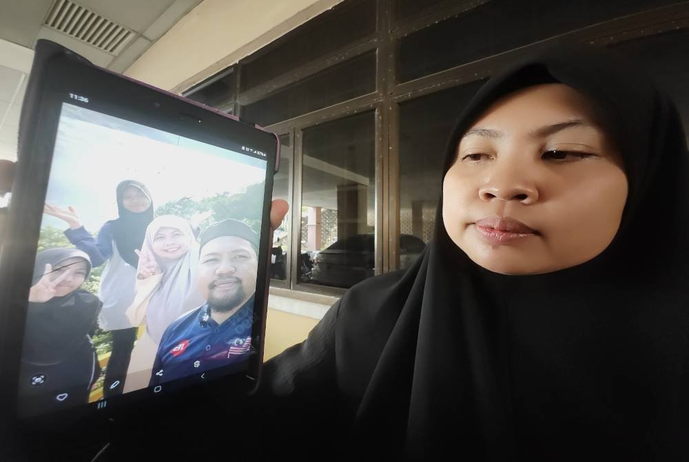 Nurfatin Farhanah menunjukkan gambar kenangannya bersama Allahyarham ketika mendaki bukit baru-baru ini.