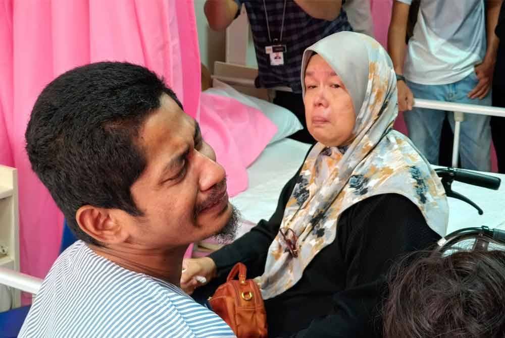 Muhammad Khairuddin (kiri) yang sedang mendapat rawatan di Hospital Jasin tidak dapat menahan emosi ketika menemui ibu mentuanya, Ruziha.