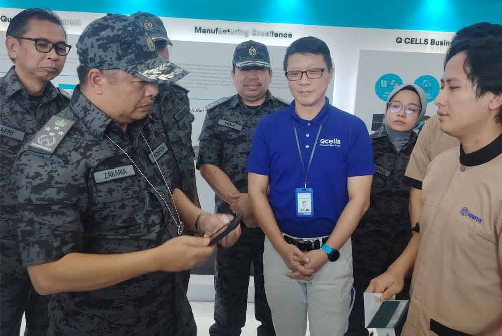 Zakaria menunjukkan kaedah pemeriksaan pekerja asing dengan menggunakan sistem digital.