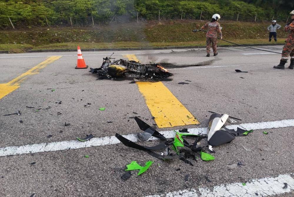Keadaan motosikal ditunggang mangsa yang musnah akibat terbakar dalam kemalangan di Kilometer 43.1 Lebuhraya Senai-Desaru menghala ke Penawar pada Khamis.
