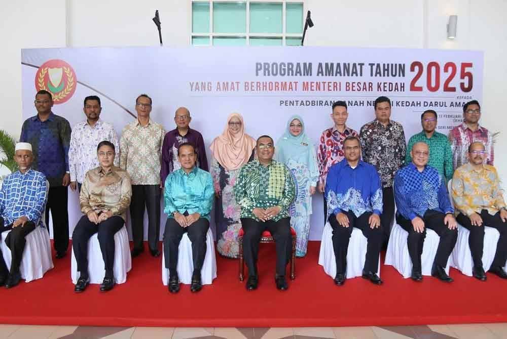 Sanusi (tengah, barisan depan) bersama pegawai daerah sempena majlis amanat tahun 2025 Menteri Besar Kedah kepada pentadbiran tanah negeri pada Khamis.