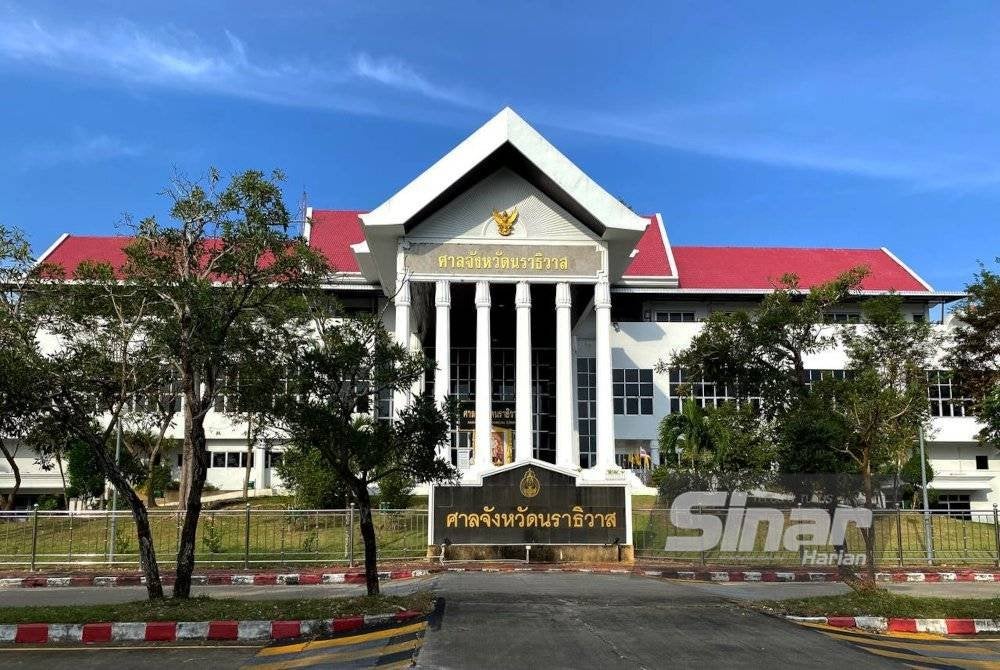 Penyanyi wanita sohor Kelantan, Eda Ezrin atau Wan Norsahidah Azlin Wan Ismail, 30, akan memberi keterangan berkait dua pertuduhan mengambil dadah dan memiliki 6,059 biji pil kuda di Mahkamah Wilayah Narathiwat pada Jumaat. Foto SINAR HARIAN