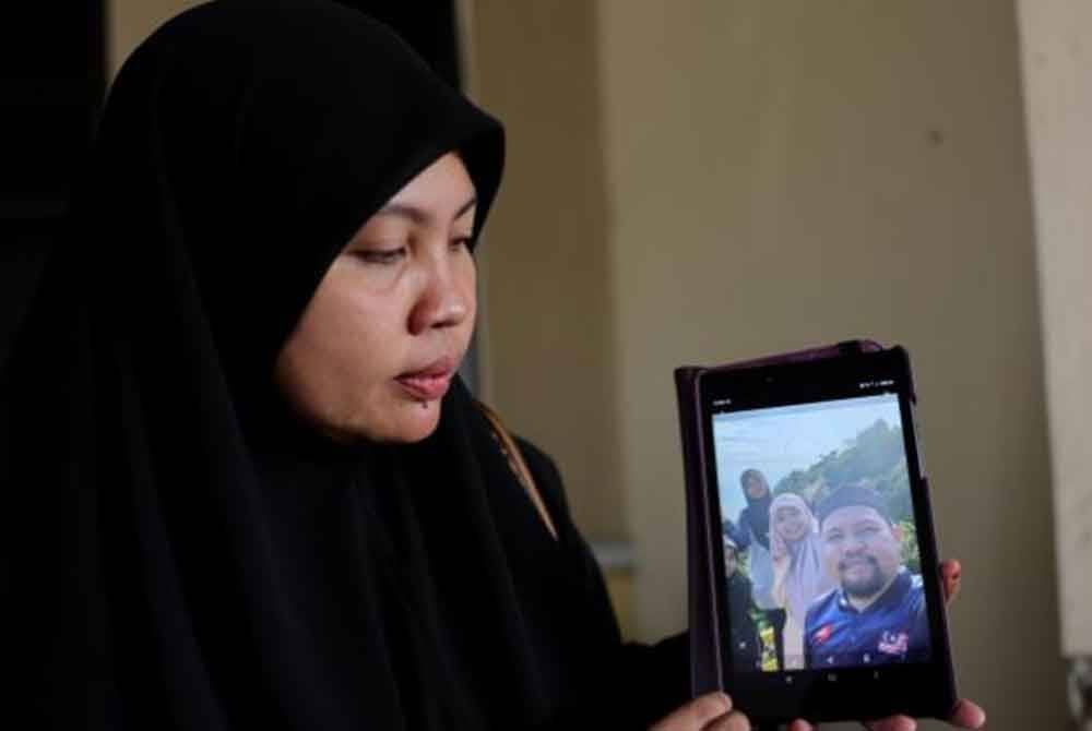 Kakak mangsa Nurfatin Farhanah menunjuk gambar adiknya Mohd Najmuddin, seorang daripada lima lelaki yang maut dalam kemalangan membabitkan tiga kenderaan di KM 6 Jalan Bahau-Rompin malam tadi. Foto Bernama