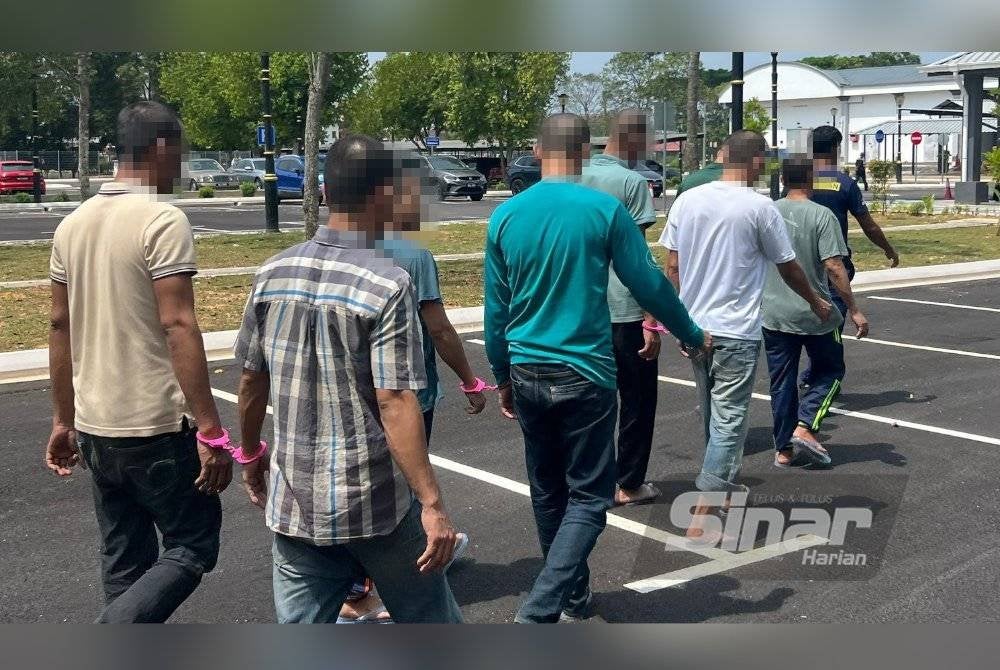 Lapan awak-awak dan nakhoda kapal warga Myanmar, didenda antara RM20,000 hingga RM30,000 oleh Mahkamah Sesyen di sini pada Khamis.