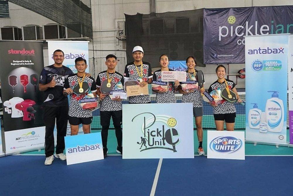 Mirnawan (dua kiri) bersama pemain ASPAC juara Cabaran Muhibah Berpasukan PickleUnite SportsUnite 2025. Foto SportsUnite