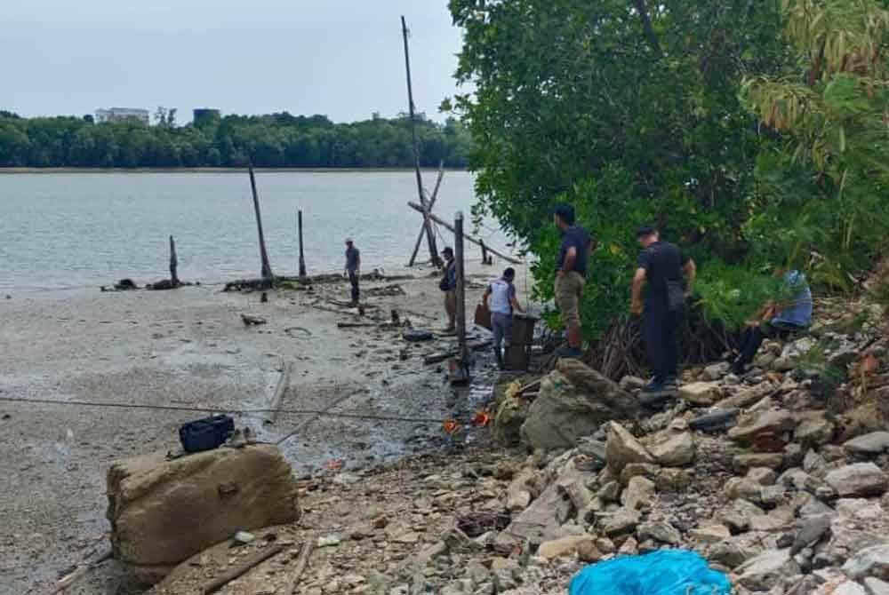 Anggota polis menjalankan siasatan di lokasi mayat mangsa ditemui pada Khamis.