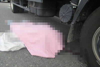 Seorang warga emas maut apabila motosikal ditunggangnya terbabit kemalangan tiga kenderaan di kilometer 10 Jalan Johor Bahru-Kota Tinggi pada Rabu - Foto IPD Seri Alam