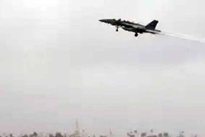 Imej dikeluarkan Premier Sportsfishing menunjukkan sebuah pesawat E/A-18G Growler sebelum ia terhempas di teluk San Diego, 12 Feb 2025. (Foto AP)