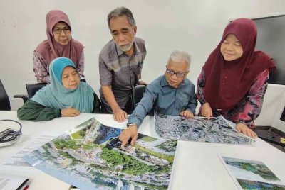 Shamsul (dua dari kanan) dan Mohamad Nazarallah (tiga dari kiri) menunjukkan kawasan yang akan dibangunkan dengan projek PPAM